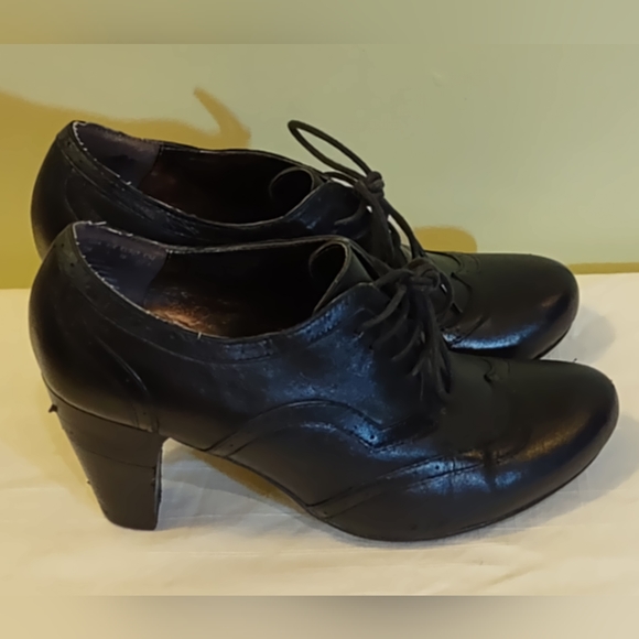 Hush Puppies Black Leather with a 3" heel Size 7 - Picture 3 of 9